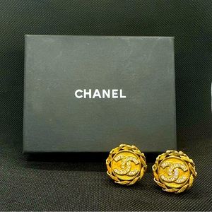 ✨Authentic Chanel Gold Tone Vintage Clip-on Earrings ✨